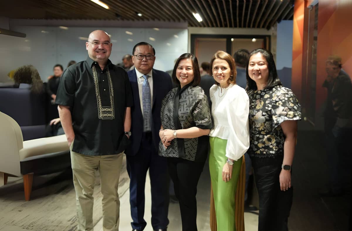 UnionBank Executives showcasing next-level wealth management solutions at UnionBank’s premier Wealth Center. From L-R: Chief Cross-Sell Officer Anton Sebastian Corro, Director & Former CEO & President Edwin Bautista, Wealth Management Head Therese Chan, President & CEO Ana Aboitiz Delgado, Wealth Branch Manager Lesley Ann Co.