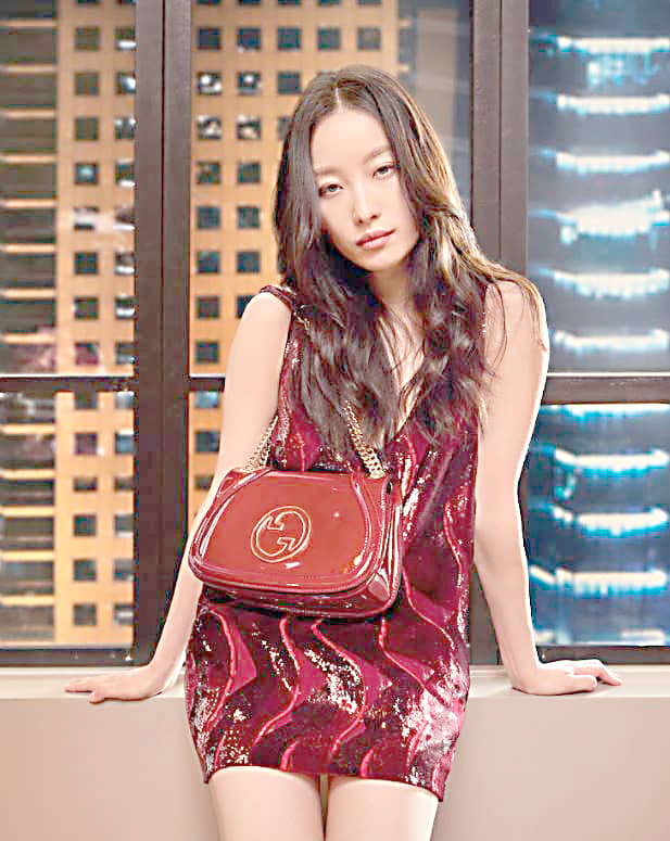Gucci blonde mini shoulder bag.