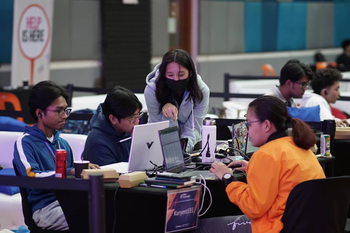 Next-gen solutions. Meralco Power Academy’s IDOL Hackathon gathered students to develop groundbreaking solutions for the future of energy. In photo is KuryentEEE, comprising four Electrical and Electronics Engineering students from UP Diliman, was named overall champion for their project “$BOLTZ(BLTZ) – Decentralized Net Metering and Tracking System on Arbitrum Blockchain.”