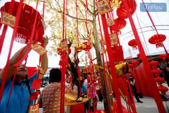 Visitors write wishes on money tree at QC Chinatown