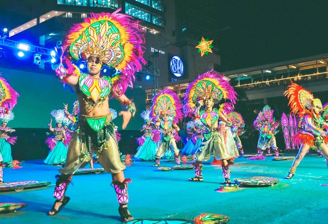 One of the highlights of the Dinagyang
Festival was the ILOmination Philippine Light Festival on Jan. 24, held at the SM City Iloilo mall facade, the official venue and main judging
area for the event.