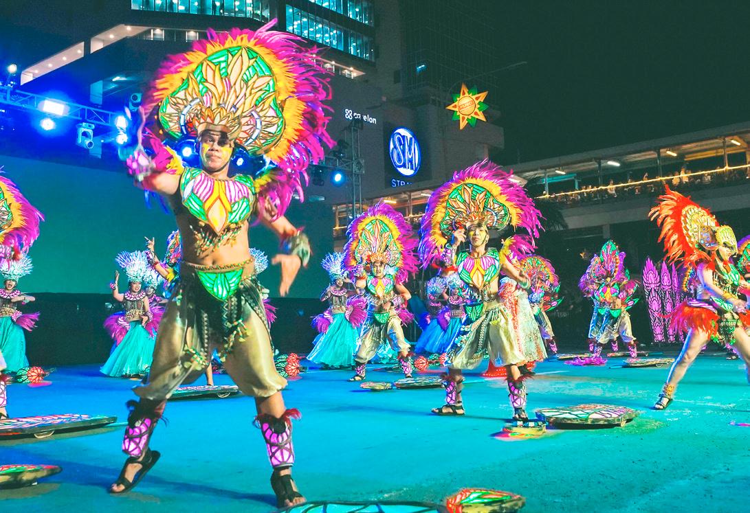One of the highlights of the Dinagyang
Festival was the ILOmination Philippine Light Festival on Jan. 24, held at the SM City Iloilo mall facade, the official venue and main judging
area for the event.