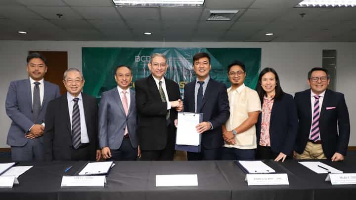 The signing of the 50-year lease agreement with the Science Park of the Philippines, Inc. (SPPI) for the development of a 100-hectare industrial park in New Clark City was led by BCDA President and CEO Joshua Bingcang (fourth from right). Joining Engr. Bingcang were SPPI chairperson Guillermo Luchangco (second from left), SPPI president and CEO Richard Albert Osmond (fourth from left), SPPI executive vice president Noel Neric (third from left), BCDA Officer-in-Charge for Conversion and Development Group Mark Torres (third from right), BCDA Vice President for Business Development Mary Grace Perez (second from right), and BCDA Vice President for Investment Promotions and Marketing Department Erwin Kenneth Peralta (first from right).