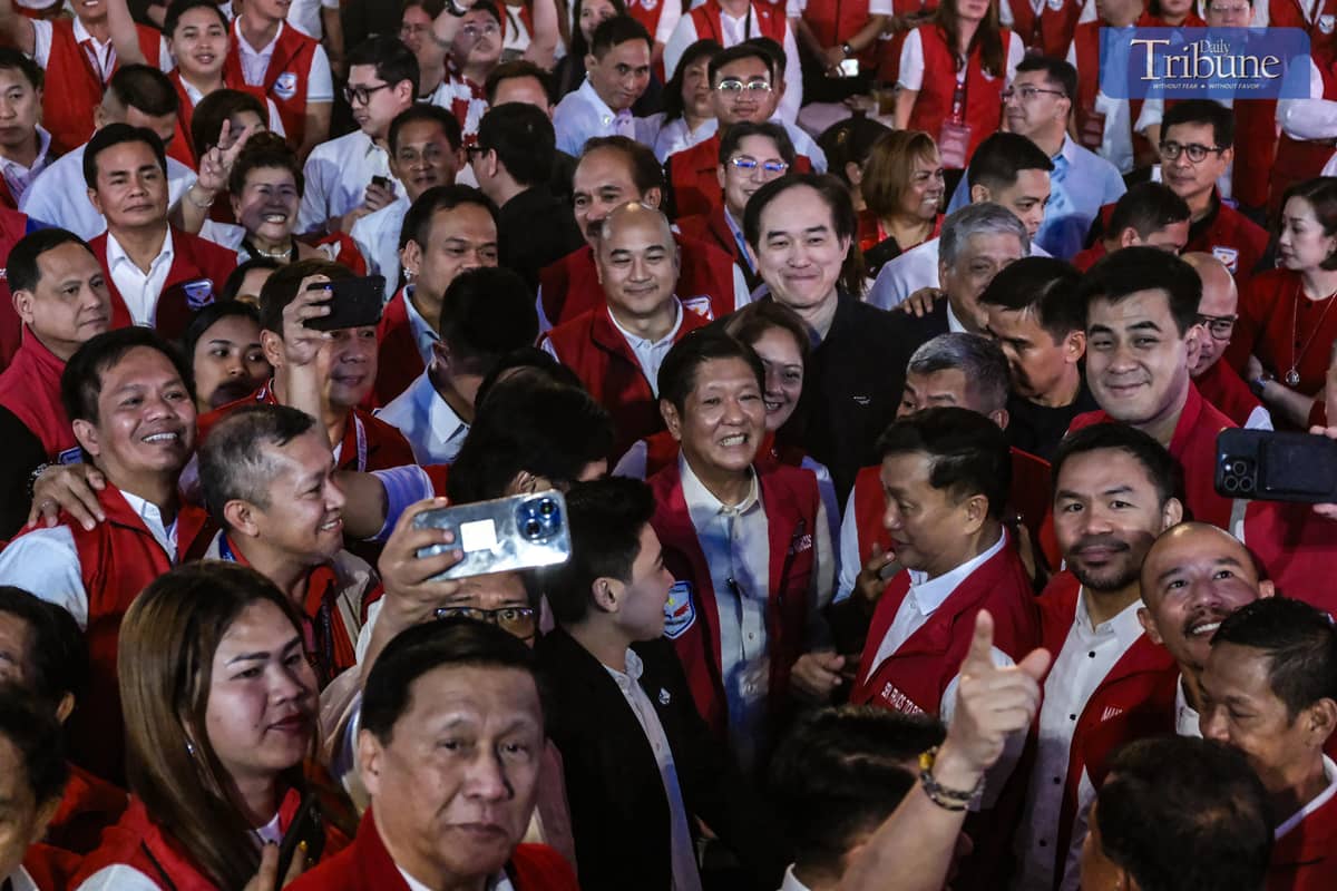 President Ferdinand R. Marcos Jr. poses for a groufie with the members of the Partido Federal ng Pilipinas during their