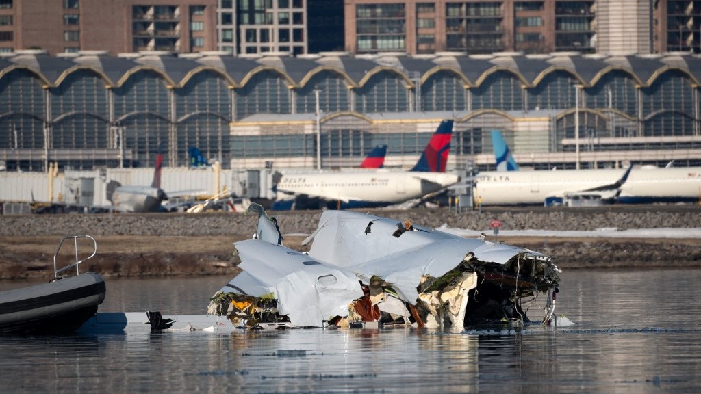 Investigators recover plane black boxes from Washington air collision
