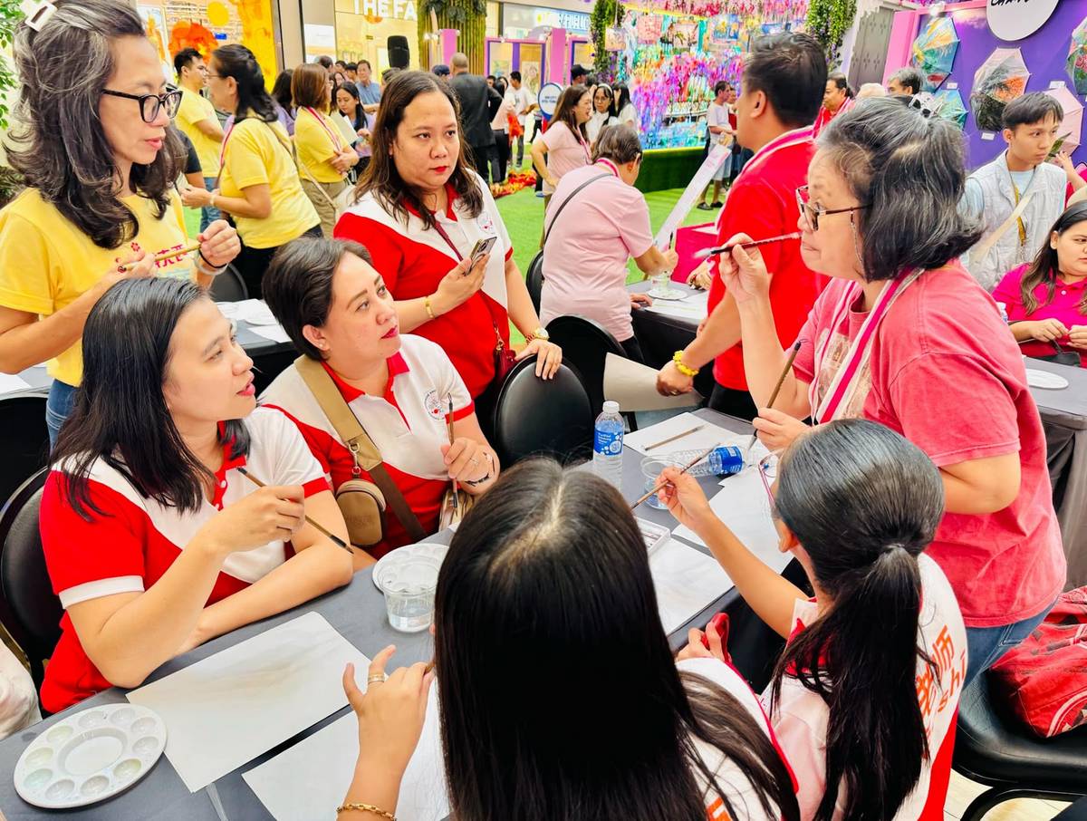 Students from Inosluban Marawoy Integrated National High School were taught how to do proper strokes in creating watercolor paintings during the free art workshop.