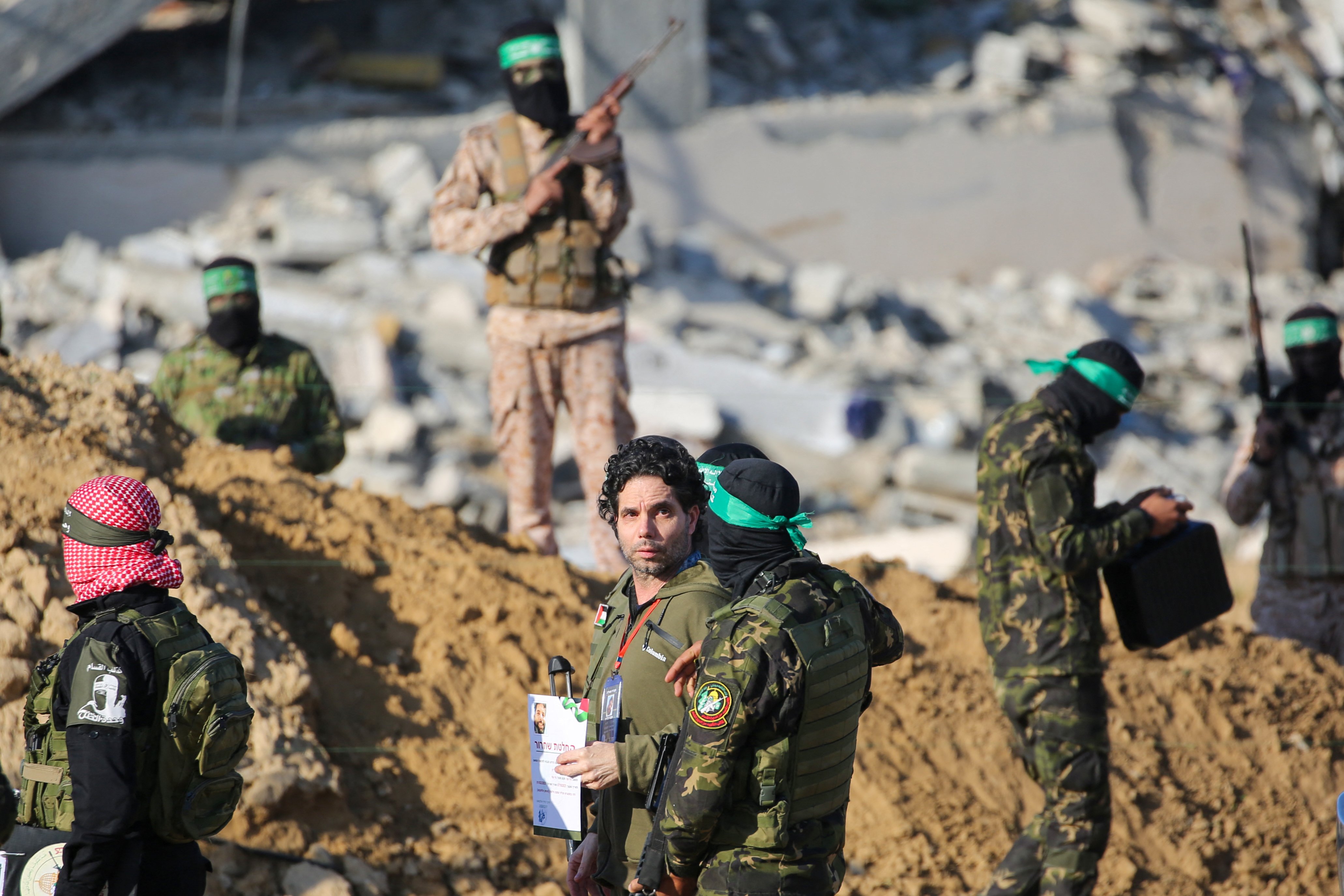 Hamas frees two Israeli hostages 
