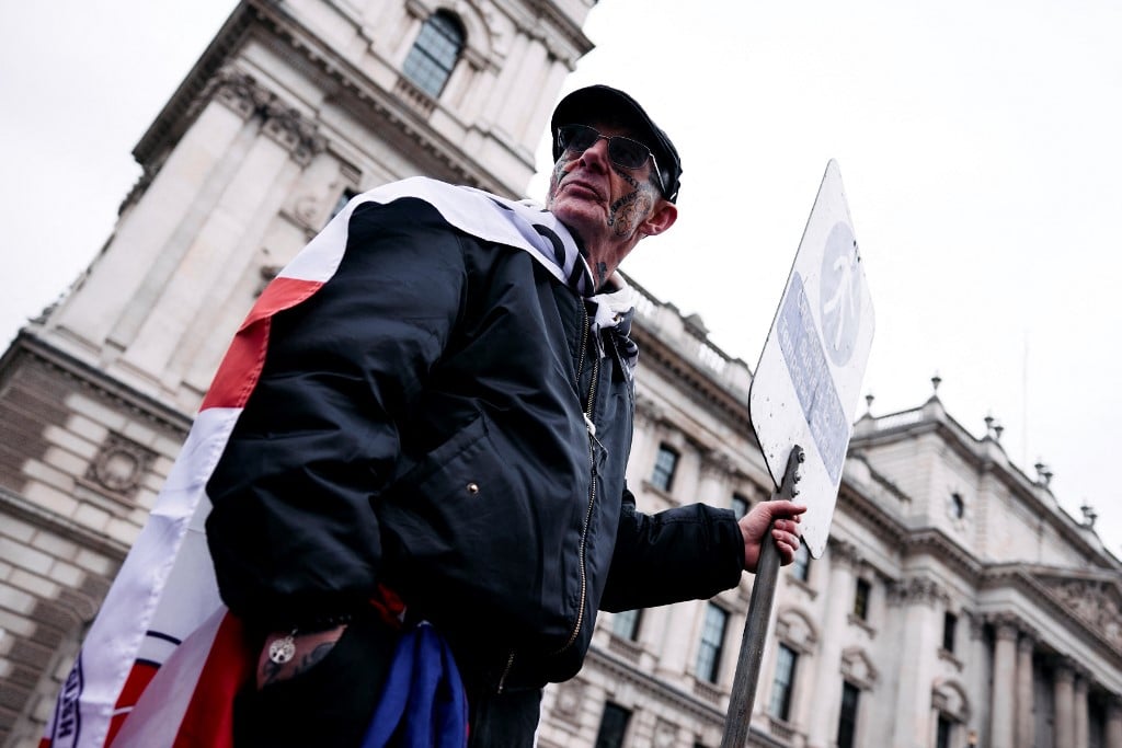 Thousands gather in London for pro and anti-Tommy Robinson demos
