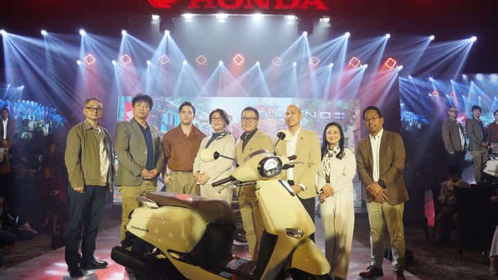 HONDA Giorno+ scooter is a game-changer in the Philippines. Shown are: (from left) Yasunori Miyamoto, vice president of Finance at Honda Philippines Inc.(HPI); Kohei Yamamoto, executive vice president of Manufacturing (HPI); Alden Richards, actor and product ambassador; Sayaka Arai, president (HPI); Dai Harada, chief engineer and large project leader, Honda Motor Co. Ltd.; Jomel Jerezo, vice president of Motorcycle Sales & Supply Chain Management, (HPI); Maria Fe Quijano, assistant vice president of Finance and IT (HPI) and Juan Gerry Datario, assistant vice president of Business Administration (HPI).