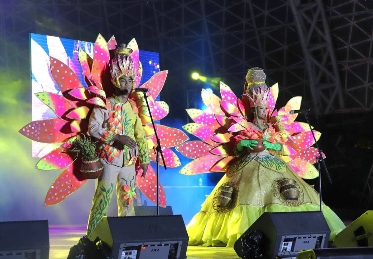 The festival king and queen from Santa Maria in costumes highlighting pottery.