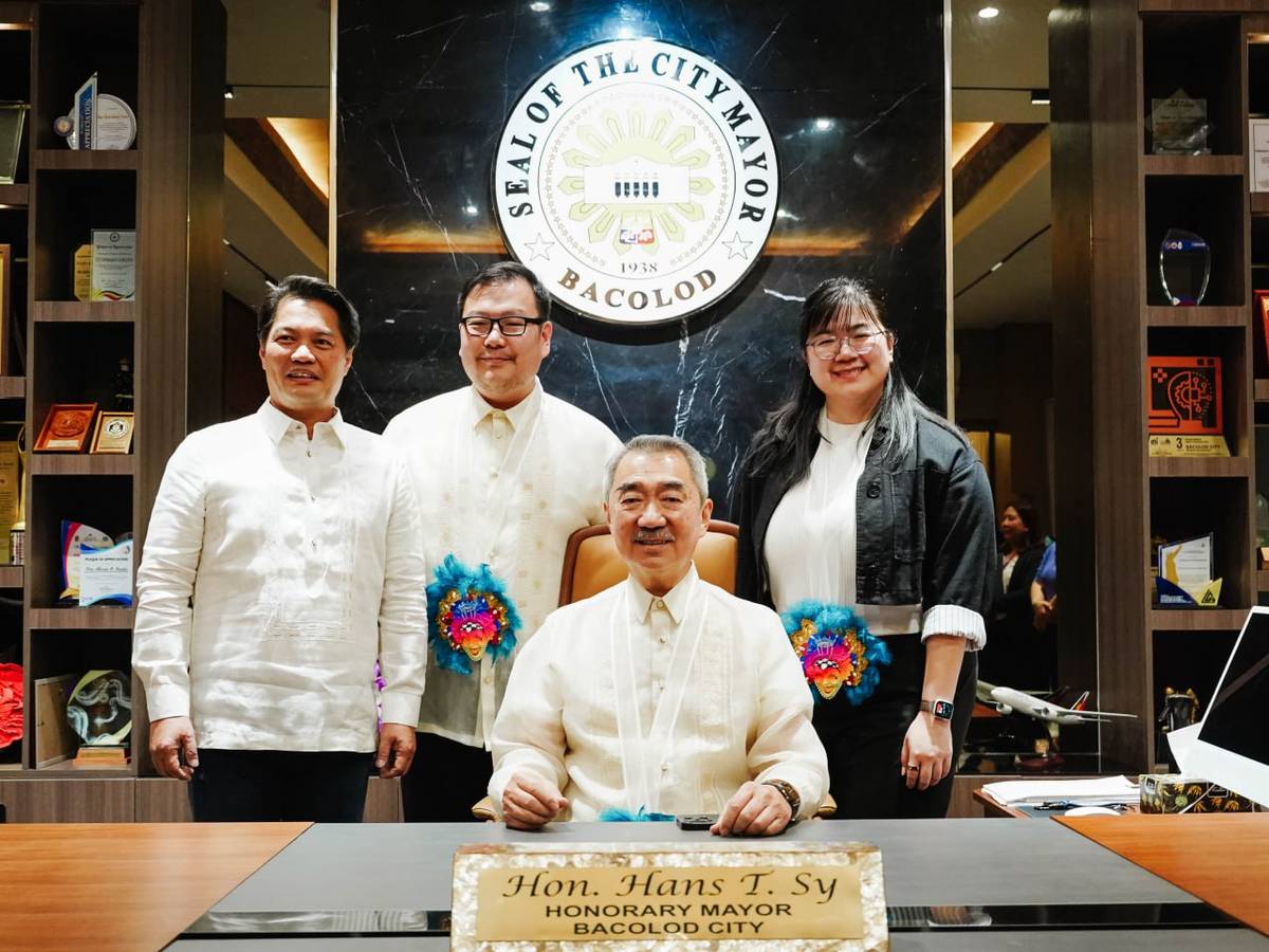 Honorary Mayor Hans Sy takes over the official city executive’s seat, with his children Harvey and Hanna Carinna (2nd and 3rd from left) standing alongside Bacolod Mayor Albee Benitez.