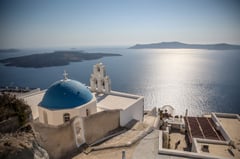 Thousands leave as fresh tremors shake Greece's Santorini