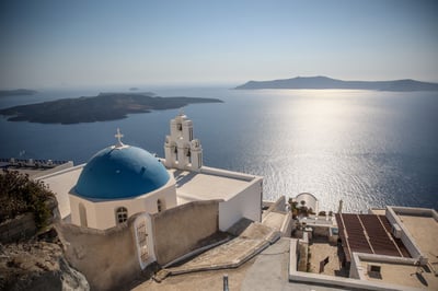 Thousands leave as fresh tremors shake Greece's Santorini