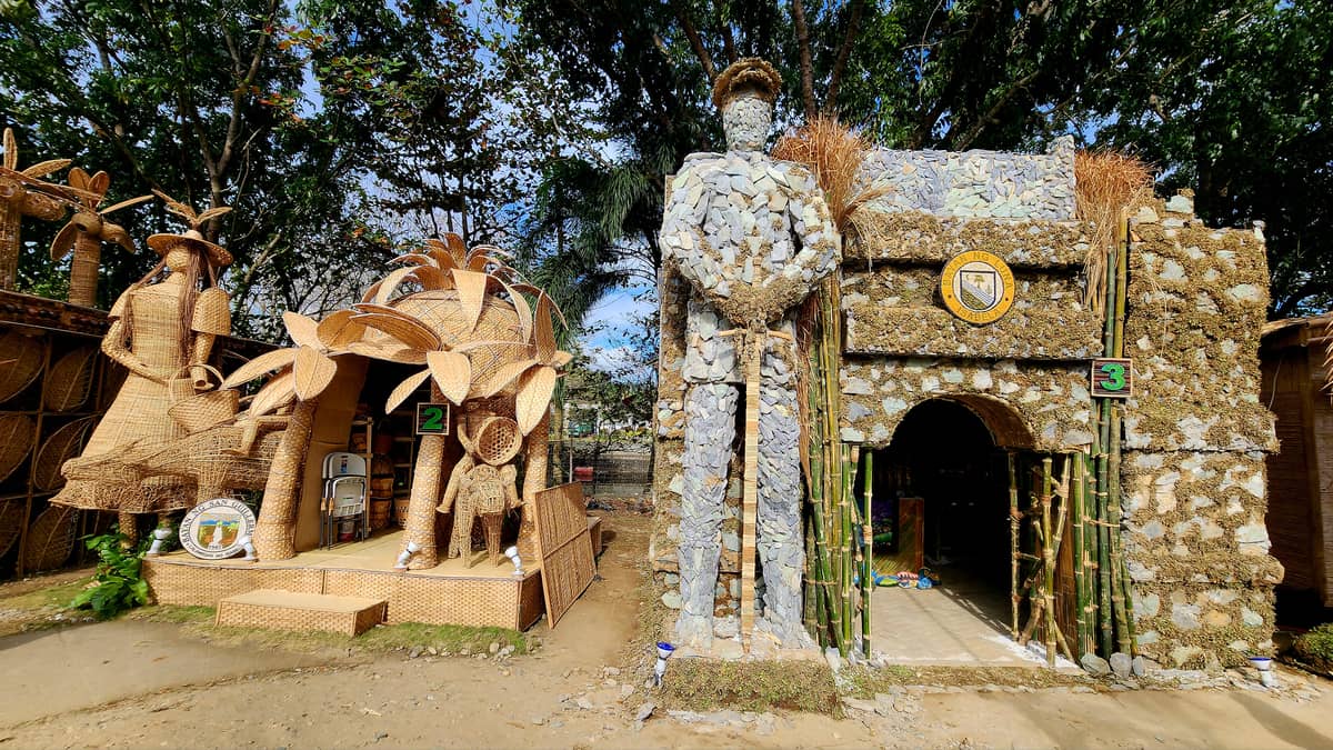 Booths of San Guillermo and Luna.
