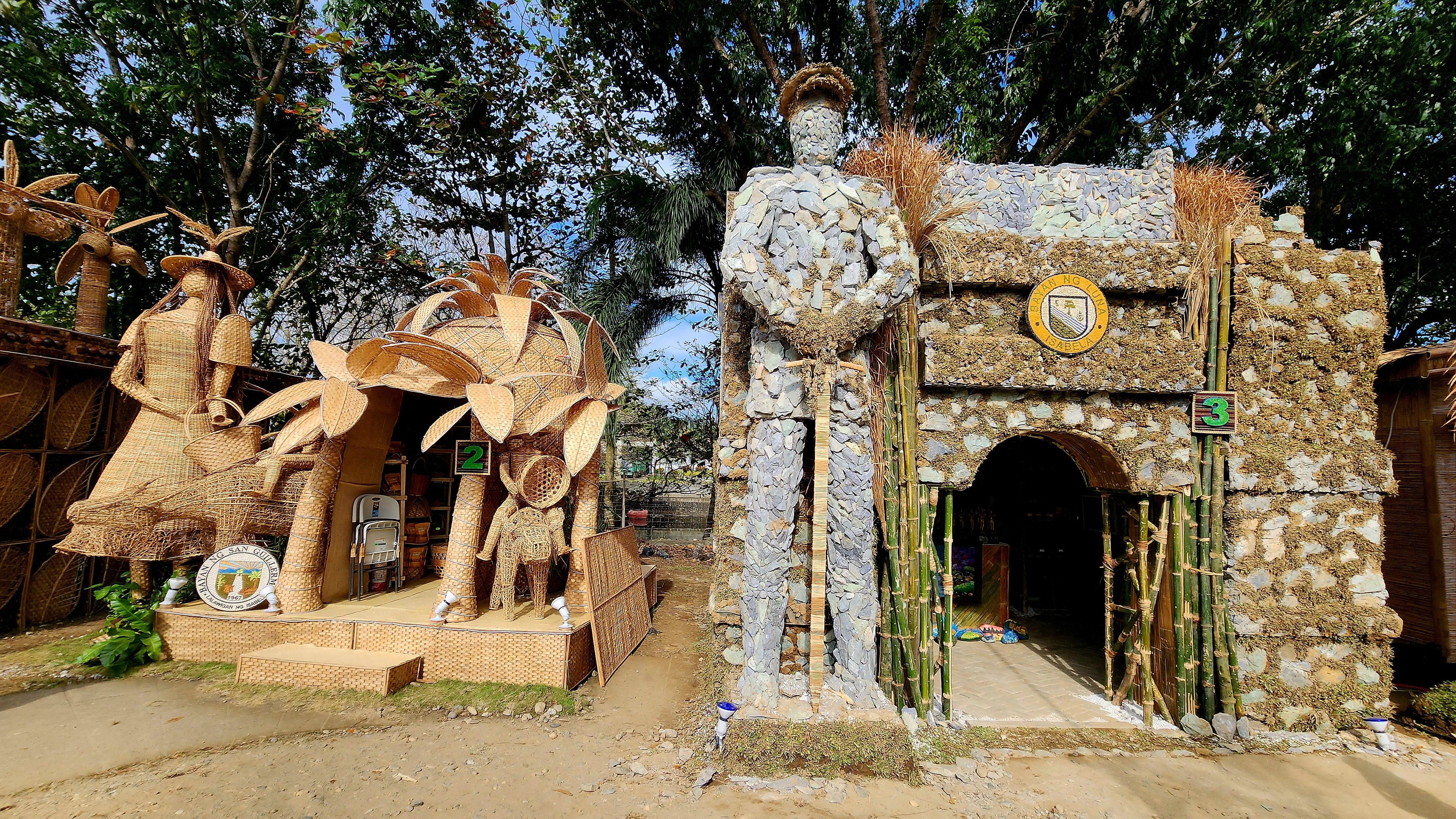 Booths of San Guillermo and Luna.