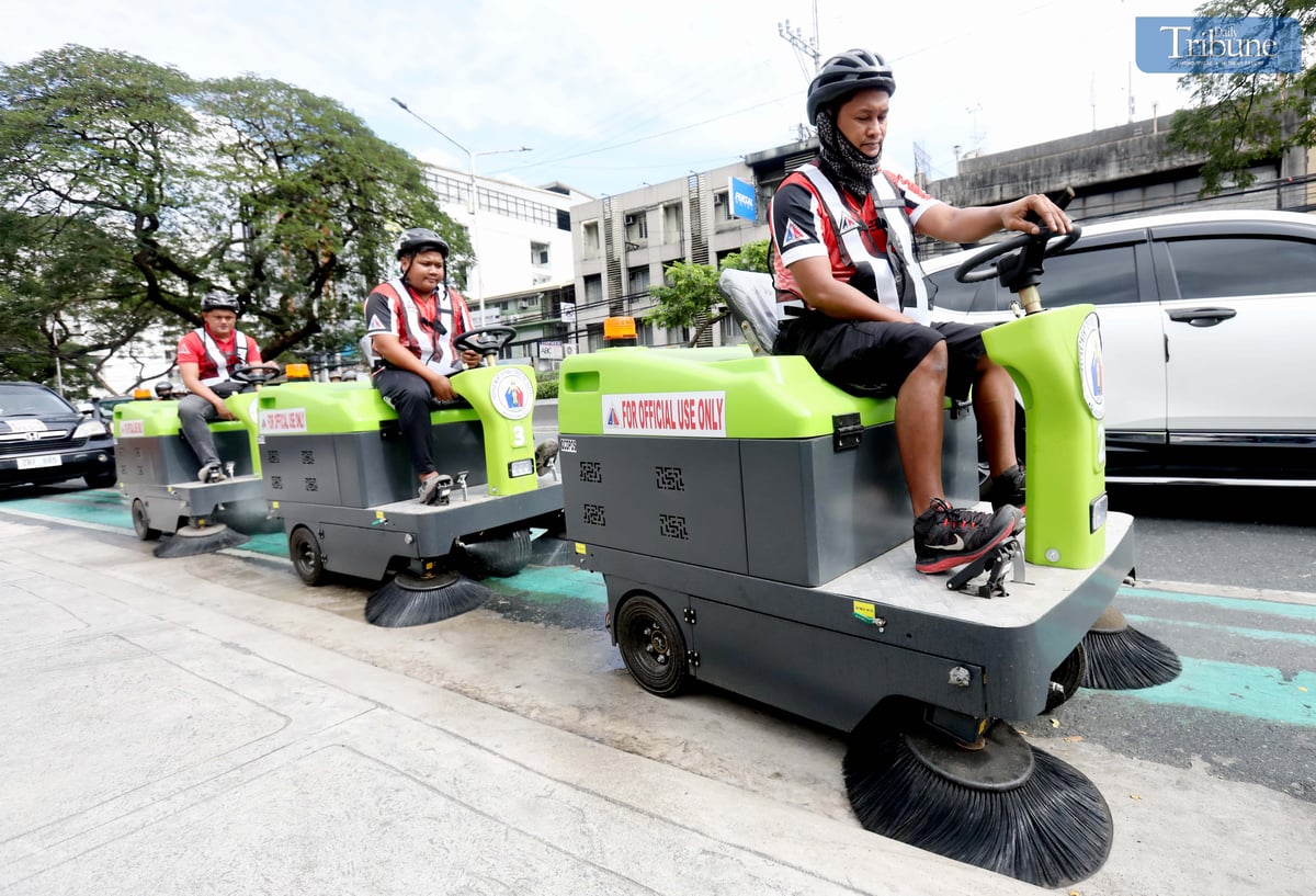 On Monday, 3 January 2025, personnel from Quezon City’s Department of Public Order and Safety rolled out a Street Sweeper Machine to clean bike lanes along Kalayaan Avenue.