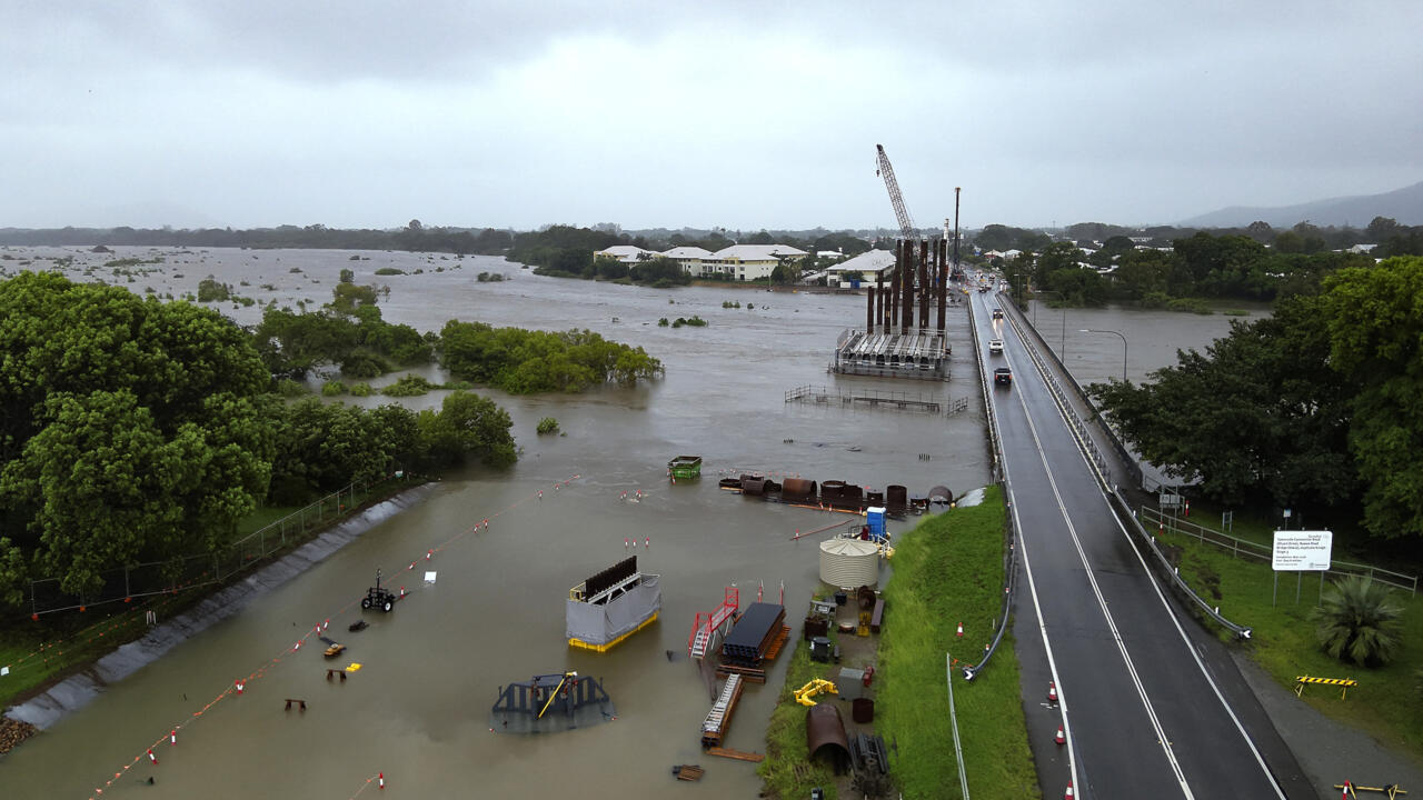 Rising floodwaters force eastern Aussie evacuations