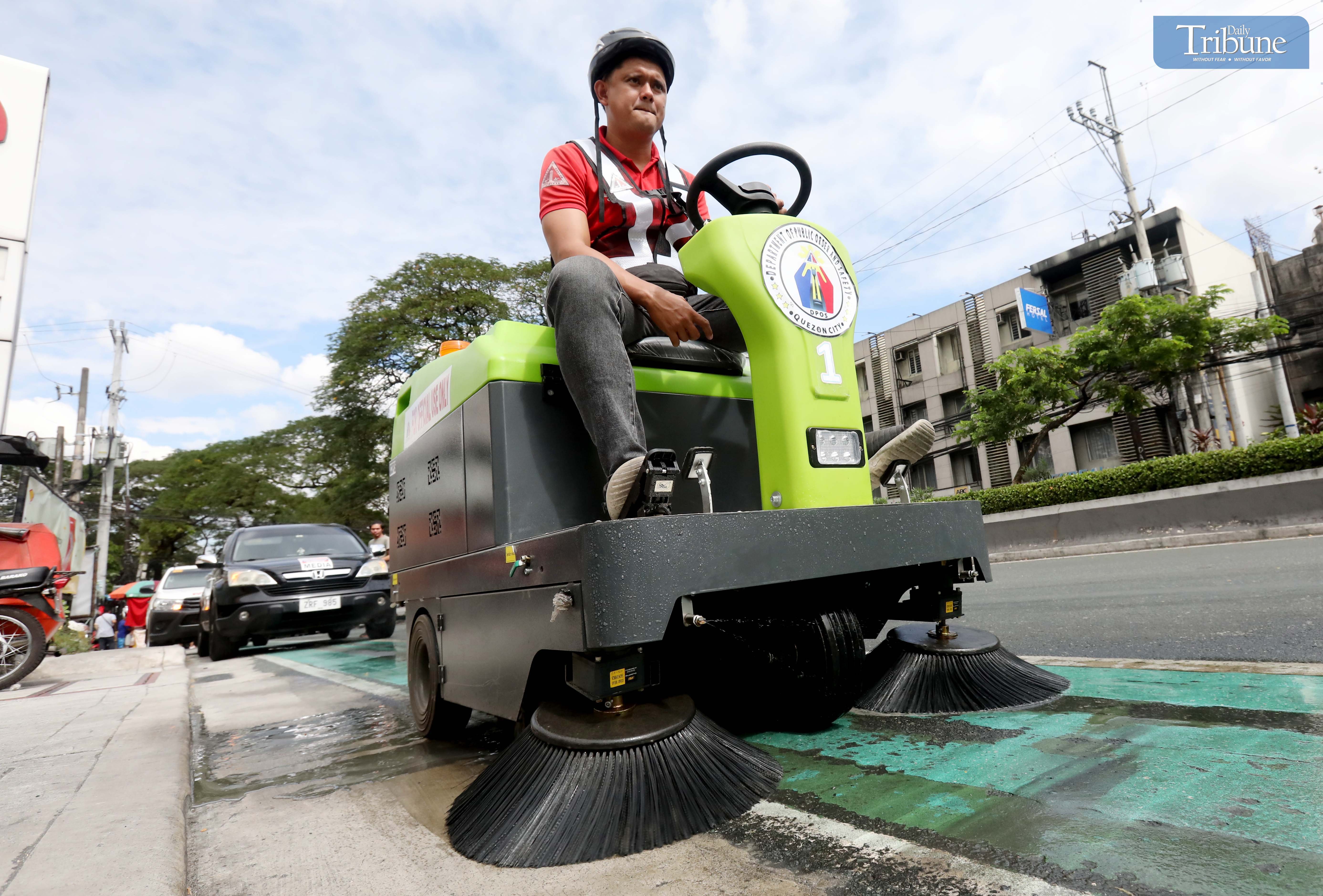 On Monday, 3 January 2025, personnel from Quezon City’s Department of Public Order and Safety rolled out a Street Sweeper Machine to clean bike lanes along Kalayaan Avenue. Through this effort, the DPOS aims to enhance cyclist safety and accessibility by employing modern machinery to remove debris and maintain well-kept bike lanes for the commuting public.