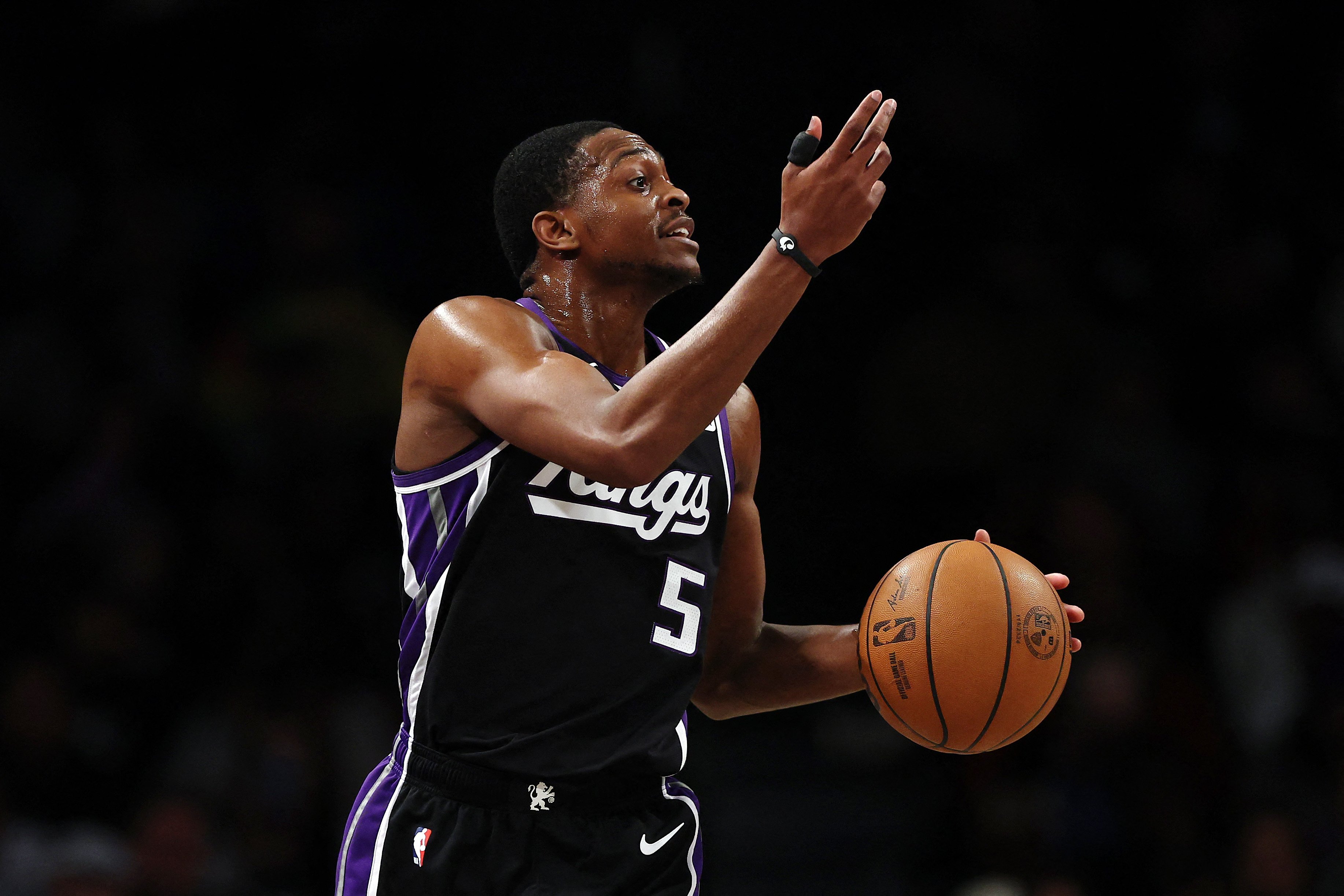 Spurs acquire Fox; Kings land LaVine