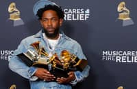 Kendrick Lamar poses with his grammy wins