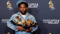 Kendrick Lamar poses with his grammy wins