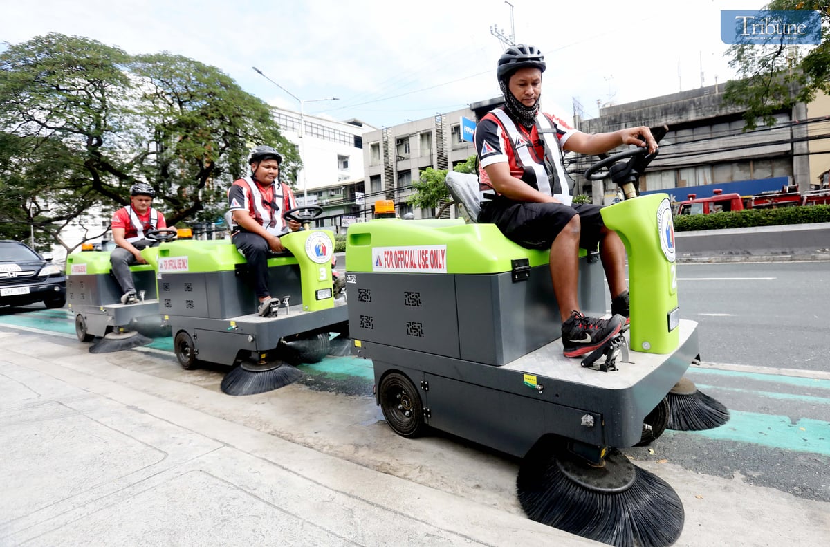 On Monday, 3 January 2025, personnel from Quezon City’s Department of Public Order and Safety rolled out a Street Sweeper Machine to clean bike lanes along Kalayaan Avenue.