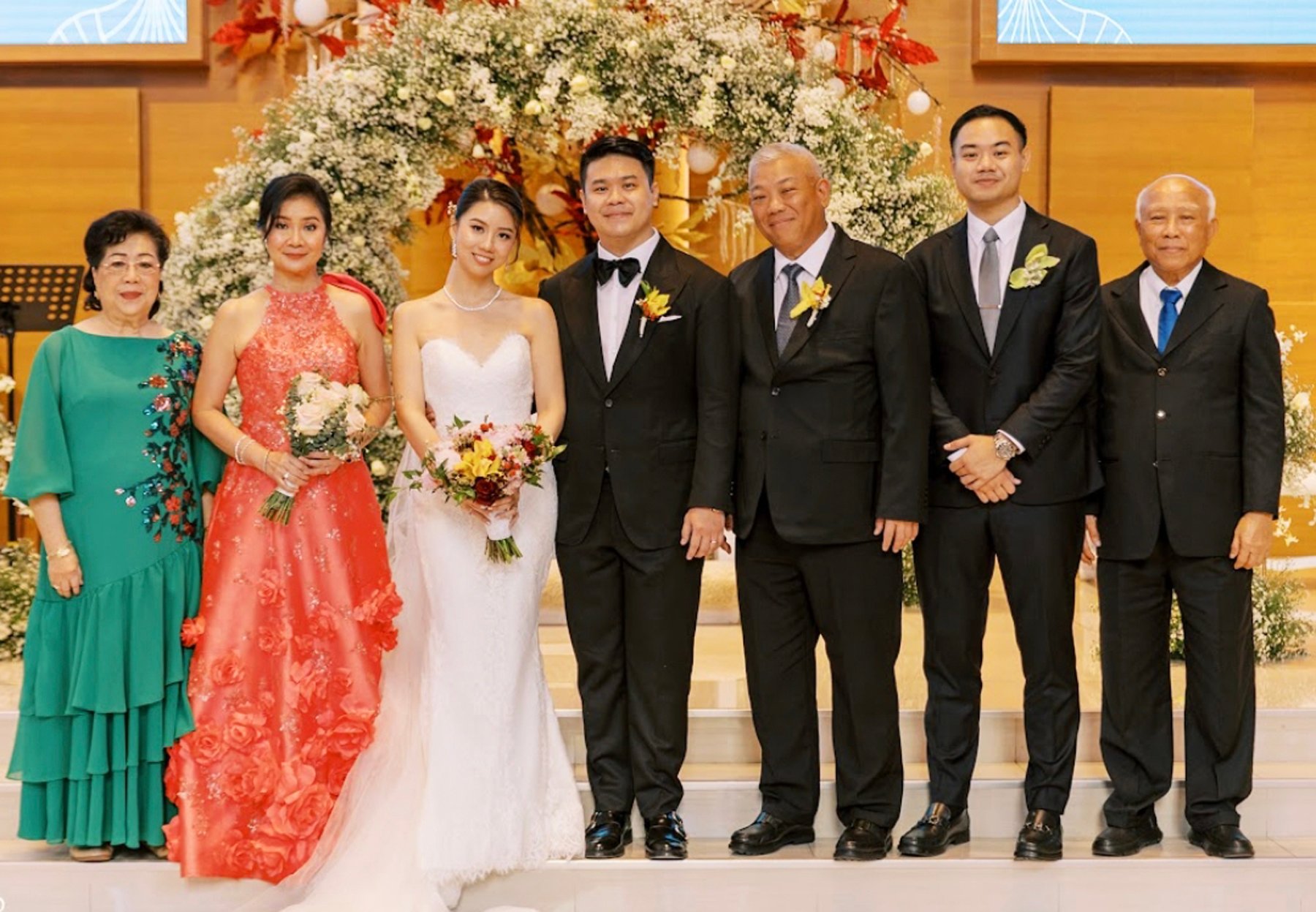 Newlyweds with the groom’s family: Genoveba, Brenda, Douglas, Jj and Lucio Ong.