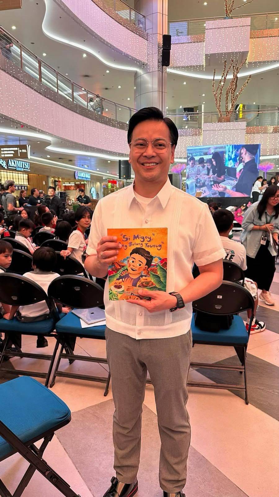 Showbiz reporter, anchor — and children's book author — Nelson Canlas.