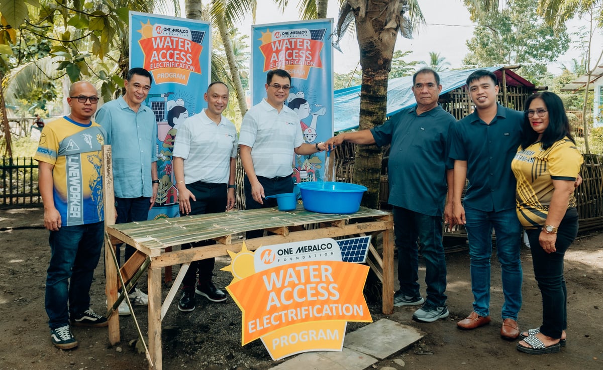 PARTNERING FOR IMPROVED WATER ACCESS. Meralco EVP and Chief Operating Officer Engr. Ronnie L. Aperocho 
(fourth from left), One Meralco Foundation President Jeffrey O. Tarayao (third from left), Municipality of Sto. Nino Mayor 
Sulpicio Villalobos (second from left), Barangay Guinsang-an Captain Efren Penaflorida (third from right), and South 
Cotabato Electric Cooperative (SOCOTECO) Power Metering Supervisor Engineer Jeffrey Velasco during the turnover of 
the solar PV facility.