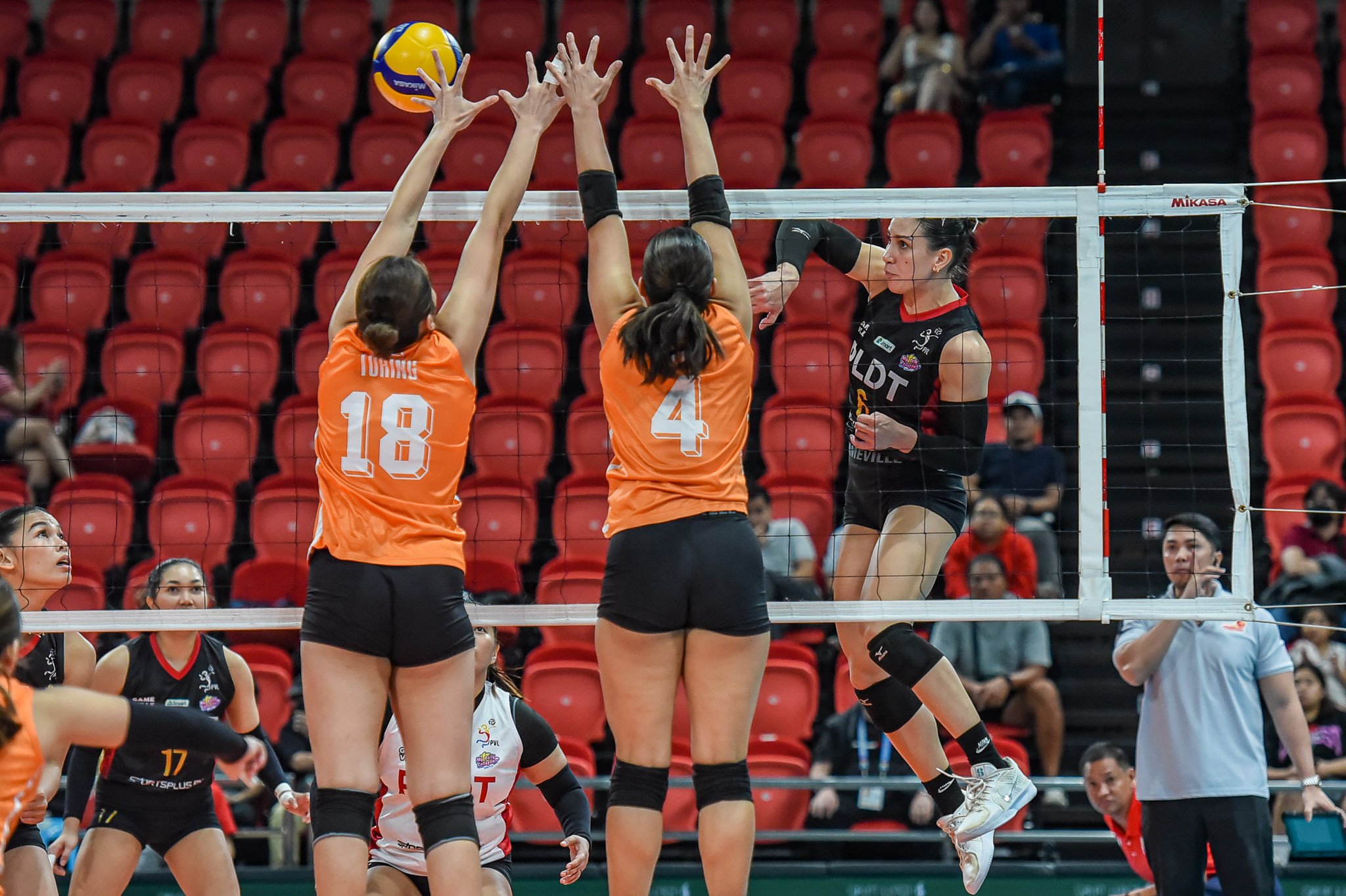 SHOW OF FORCE: PLDT’s offensive might overwhelms Farm Fresh