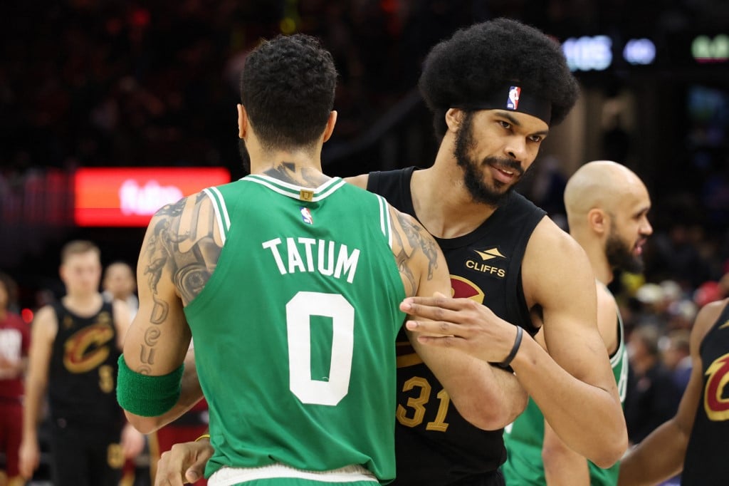 Tatum, White shine as Celtics down Cavs
