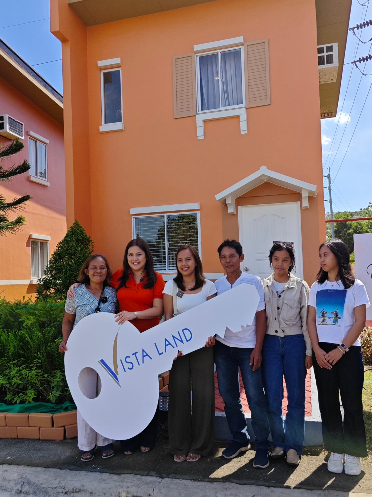 A dream come true. Camille Villar hands over the ceremonial key to Angelica Abellano and her family, marking the beginning of their new chapter in Camella Pili, Camarines Sur.