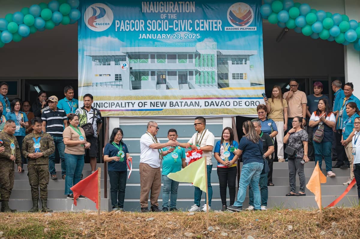 Ramon Stephen Villaflor (fifth from left) congratulates New Bataan Mayor Geraldford Balbin during the ribbon-cutting ceremony for the socio-civic center in Barangay Panag.