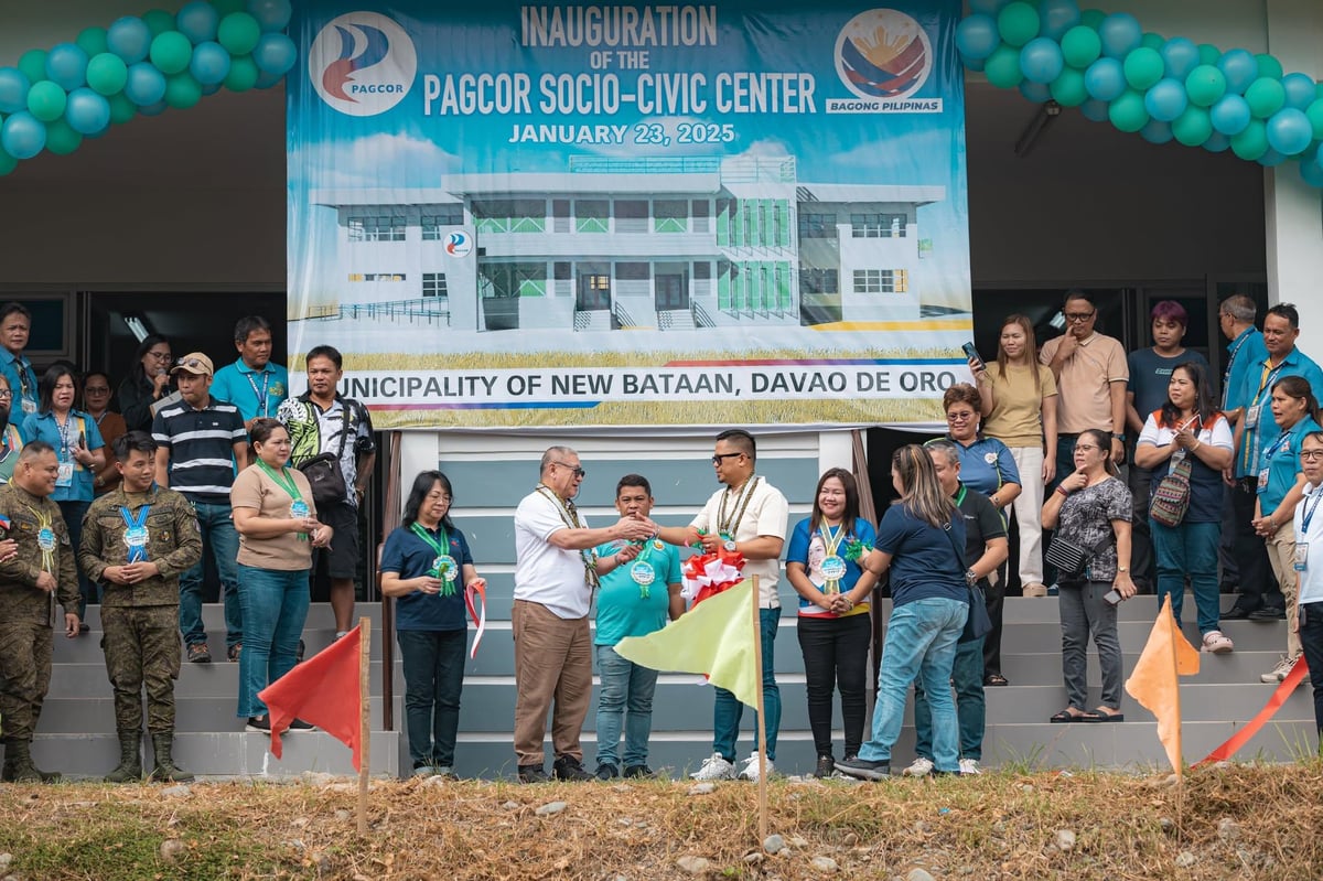 Ramon Stephen Villaflor (fifth from left) congratulates New Bataan Mayor Geraldford Balbin during the ribbon-cutting ceremony for the socio-civic center in Barangay Panag.