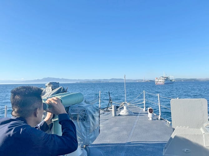 Navy rescues embattled Korean vessel