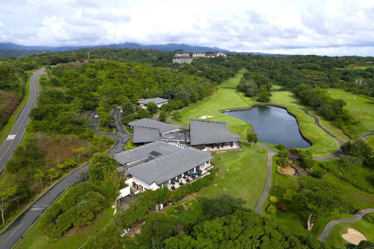 Experience panoramic mountain views, direct access to an 18-hole golf course, and a lifestyle designed for both leisure and activity at Anvaya Searidge.