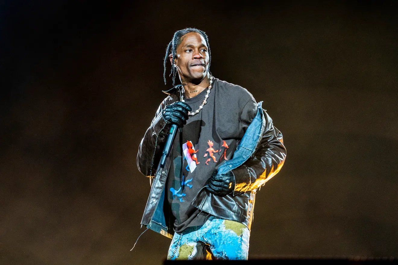 Travis Scott grabbed by security at Lakers-Clippers game