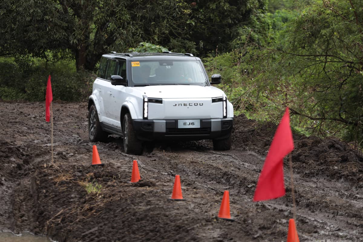 The JAECOO EJ6 effortlessly navigates the muddy off-road course.