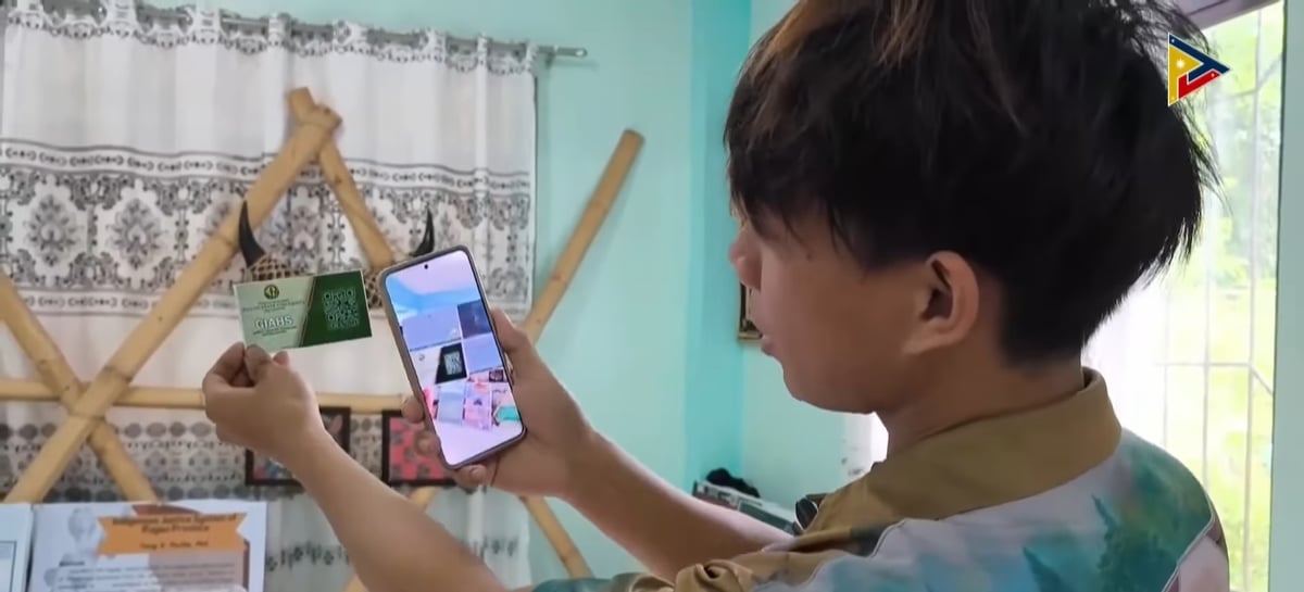 Software developer Drigo C. Gano of the IFSU’s Globally Important Agricultural Heritage Systems Center scans a QR code using the heritage app to see 3-D images of Ifugao cultural tangible materials.