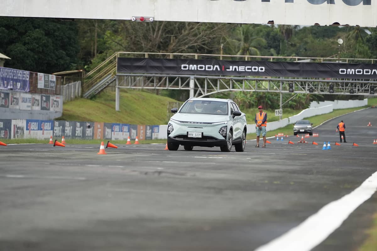 The OMODA E5 navigates the slalom course with agility.