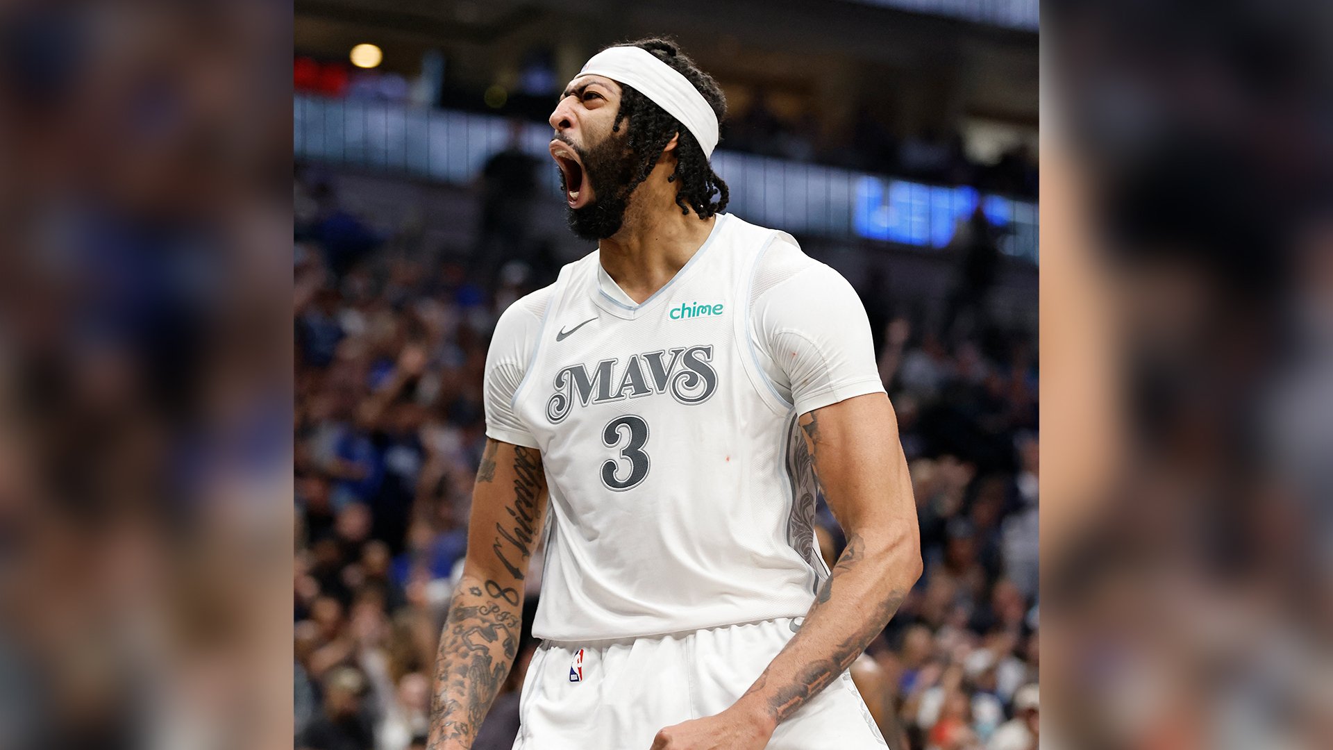 Davis dominant in Mavericks debut