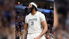 Davis dominant in Mavericks debut