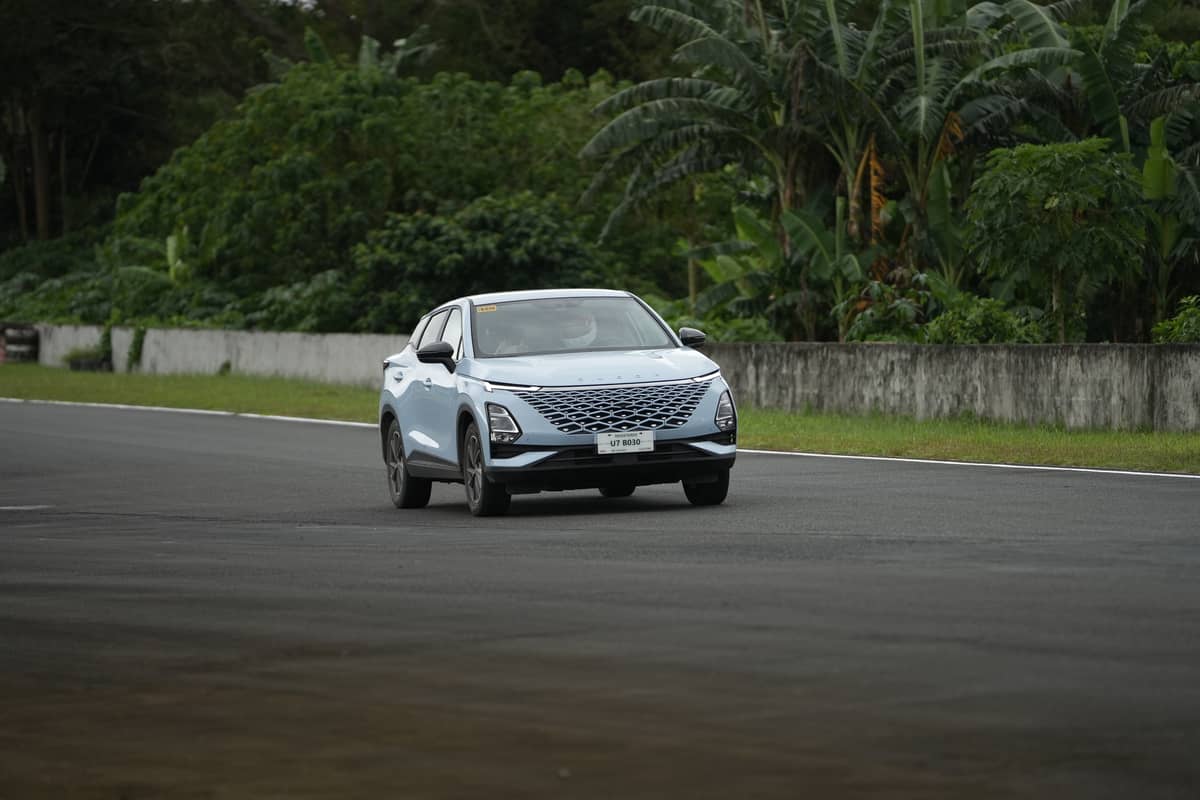 The OMODA C5 showcases its sporty performance and smooth handling during the lapping session.