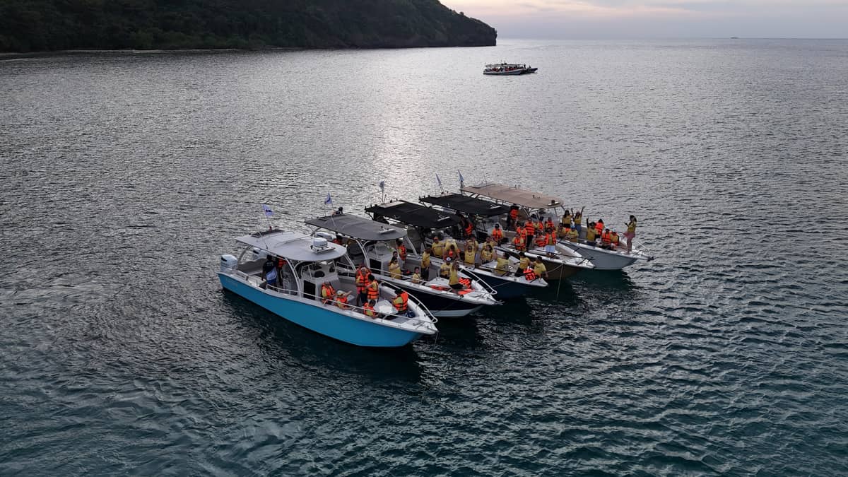Total of 9 boats powered by dual Suzuki marine outboard jets for a leisure ride for 3 hours.