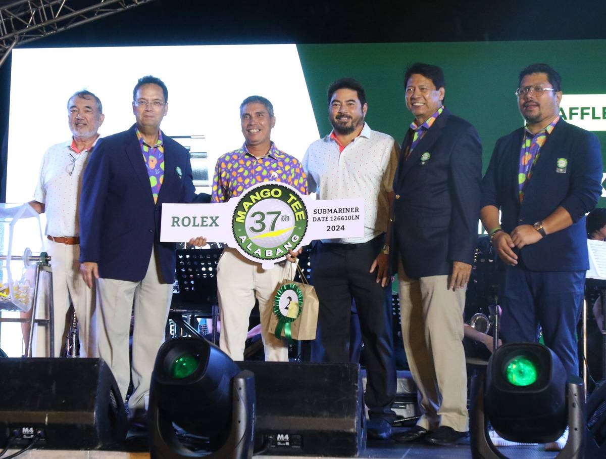 LEONIDES Paragsa celebrates after winning the P1-million Rolex Submariner watch during the raffle draw of the 37th Mango Tee Invitational late Saturday at the Alabang Country Club. Awarding his prize are ACC president Paul Cortez, Mango Tee organizing committee chairman Robert Limcaco, ACC chairman Raffy Mapua, Mango Tee organizing committee member Dexter Pasion and ACC director Arbie Jacinto.