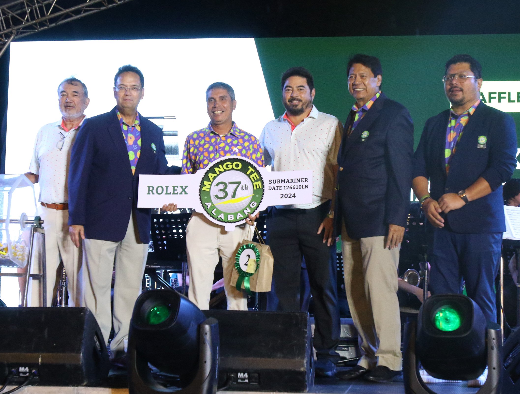 LEONIDES Paragsa celebrates after winning the P1-million Rolex Submariner watch during the raffle draw of the 37th Mango Tee Invitational late Saturday at the Alabang Country Club. Awarding his prize are ACC president Paul Cortez, Mango Tee organizing committee chairman Robert Limcaco, ACC chairman Raffy Mapua, Mango Tee organizing committee member Dexter Pasion and ACC director Arbie Jacinto.