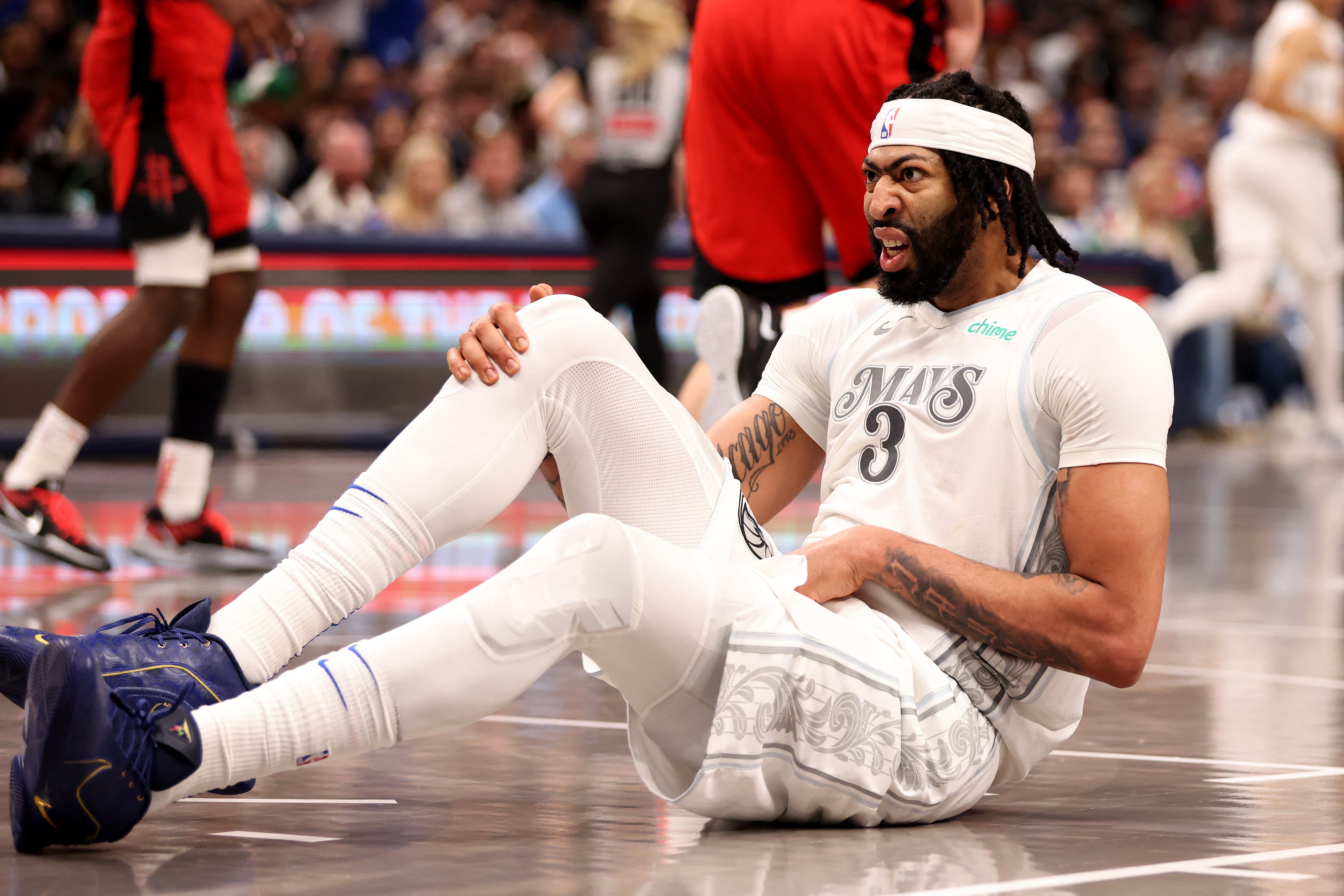 Davis stars in Mavericks debut before injury in 116-105 win over Rockets