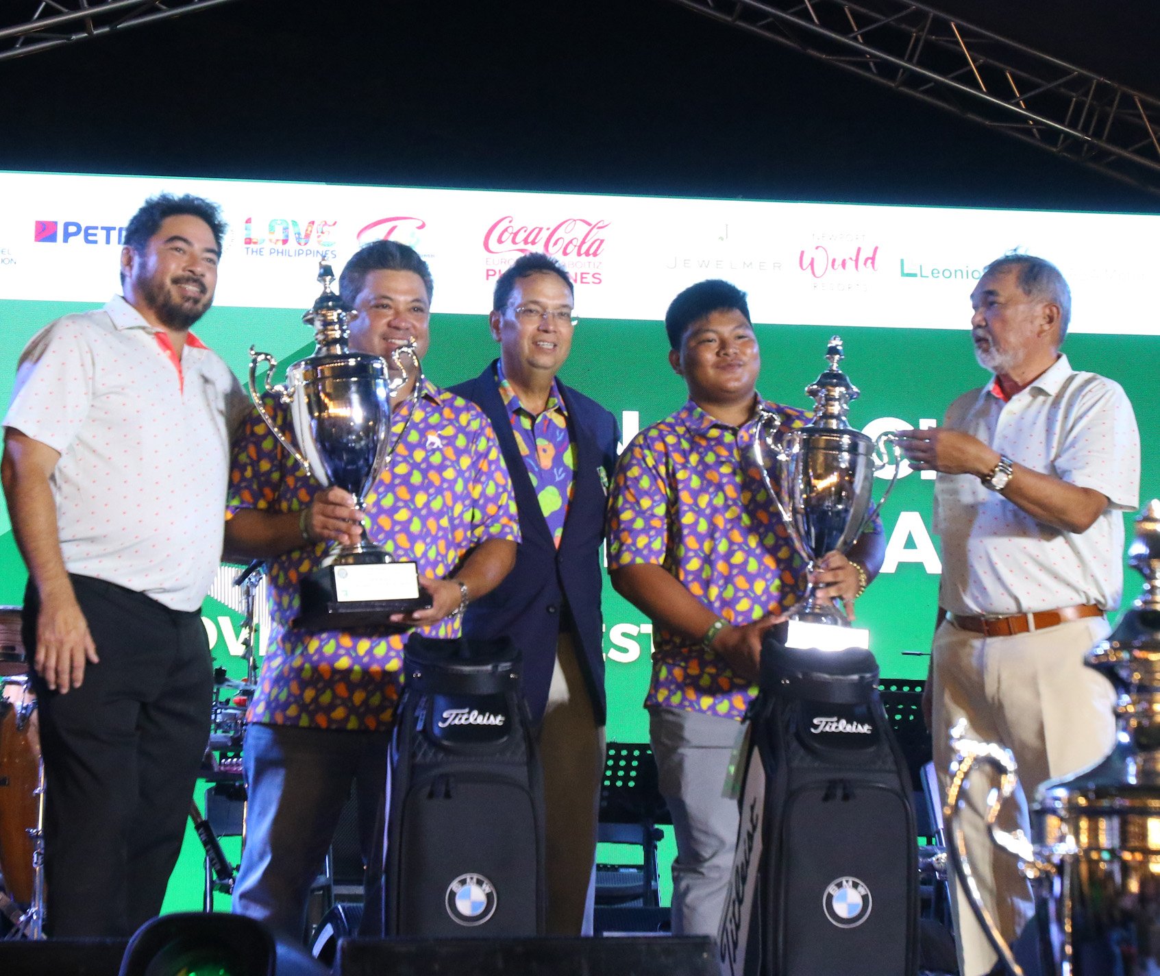 JOHN Baron Garcia and David Serdenia emerge with the overall lowest gross scores during the 37th Mango Tee Invitational late Saturday at the Alabang Country Club. Also shown are ACC chairman Raffy Mapua, Mango Tee organizing committee chairman Robert Limcaco and ACC president Paul Cortez.