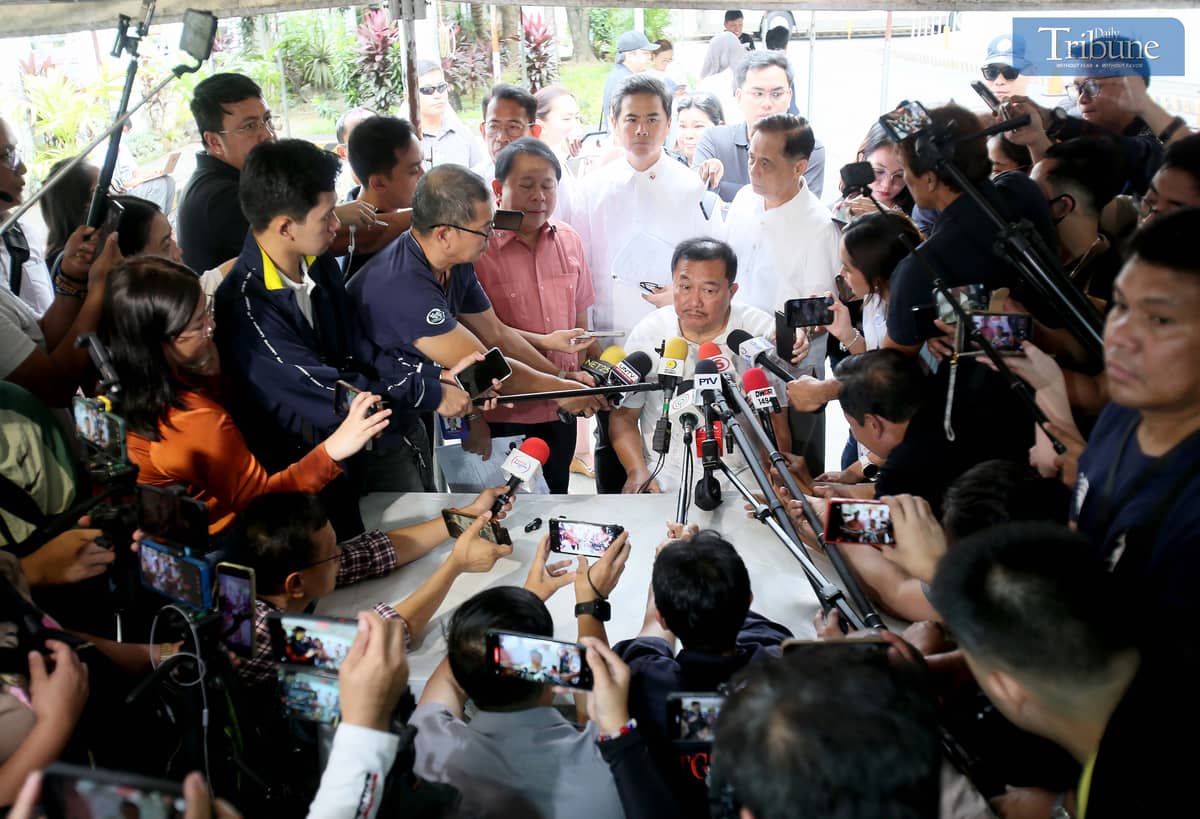 February 10 2025) On Monday, February 10, 2025, led by Davao Del Norte District 1 Rep. Pantaleon Alvarez, Atty. Ferdie Topacio, Senatorial Aspirant Jimmy Bondoc, Citizens Crime Watch Diego Magpantay, and General Virgilio Garcia (Ret.), file a Criminal and Graft complaints before the Office of the Ombudsman against House Speaker Martin Romualdez, House Majority Leader Manuel Jose Dalipe,Former House appropriations committee chairperson and Ako Bicol Party-list Representative Zaldy Co,Acting appropriations committee chair Marikina 2nd District Rep. Stella Quimbo for alleged P241 billion worth of “illegal” insertions in the 2025 national budget. The complainants insist that the proposed budget by the bicam that was signed by President Marcos had blank sections and the alleged insertions were done after the bicam ratification. Photo/Analy Labor
