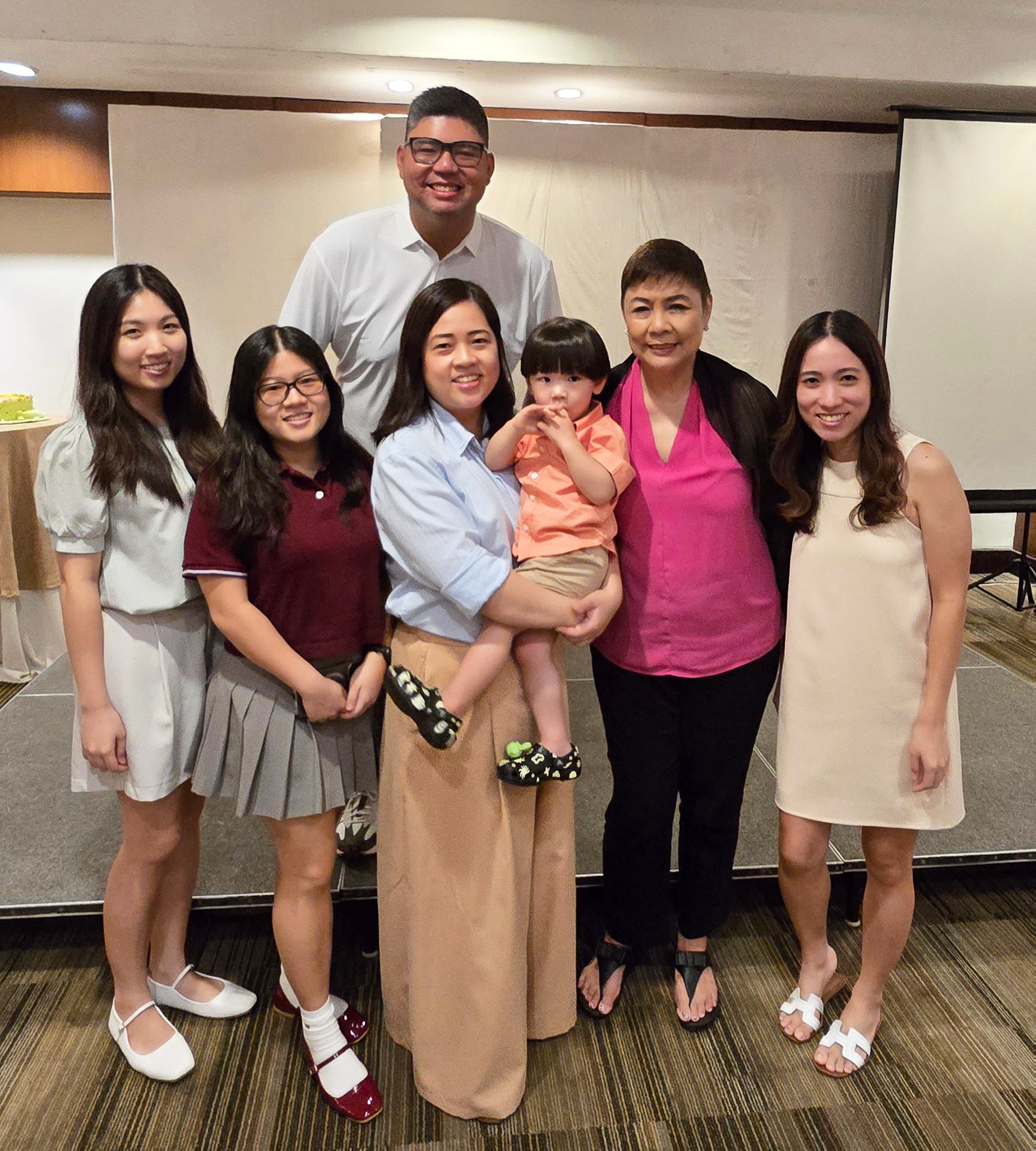 Justin Quisumbing (back) with Noreen Reyes, Joyce Reyes, Nicole and Dan Dan Ngo Chua, Lita Quisumbing and Natalie Quisumbing.